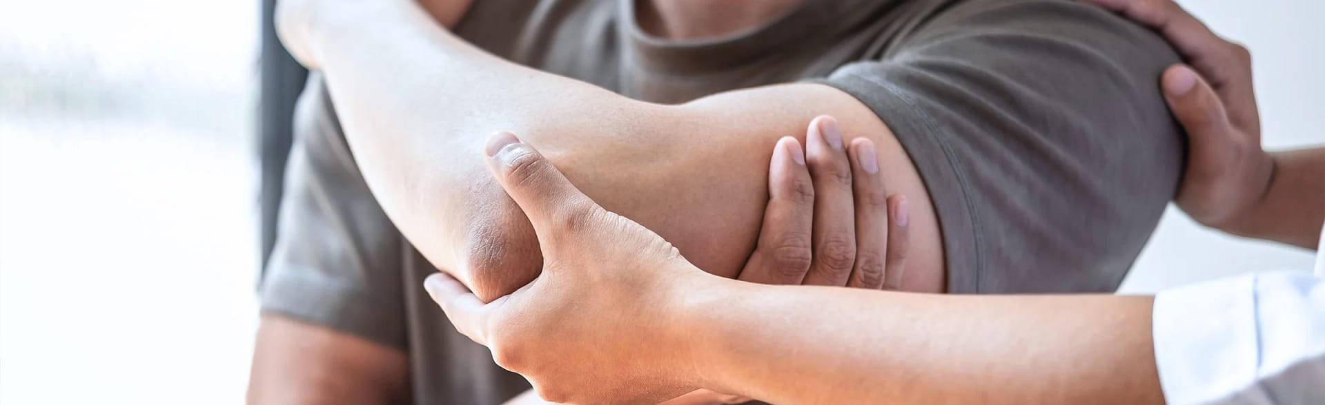 Man receiving physiotherapy due to suffering from biceps or triceps tendinopathy
